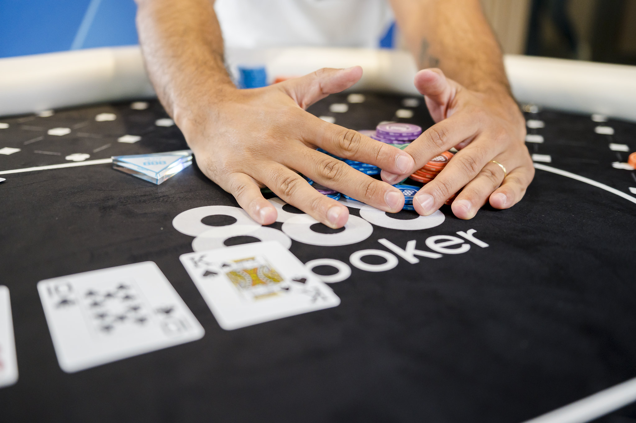 jogador de poker a ganhar