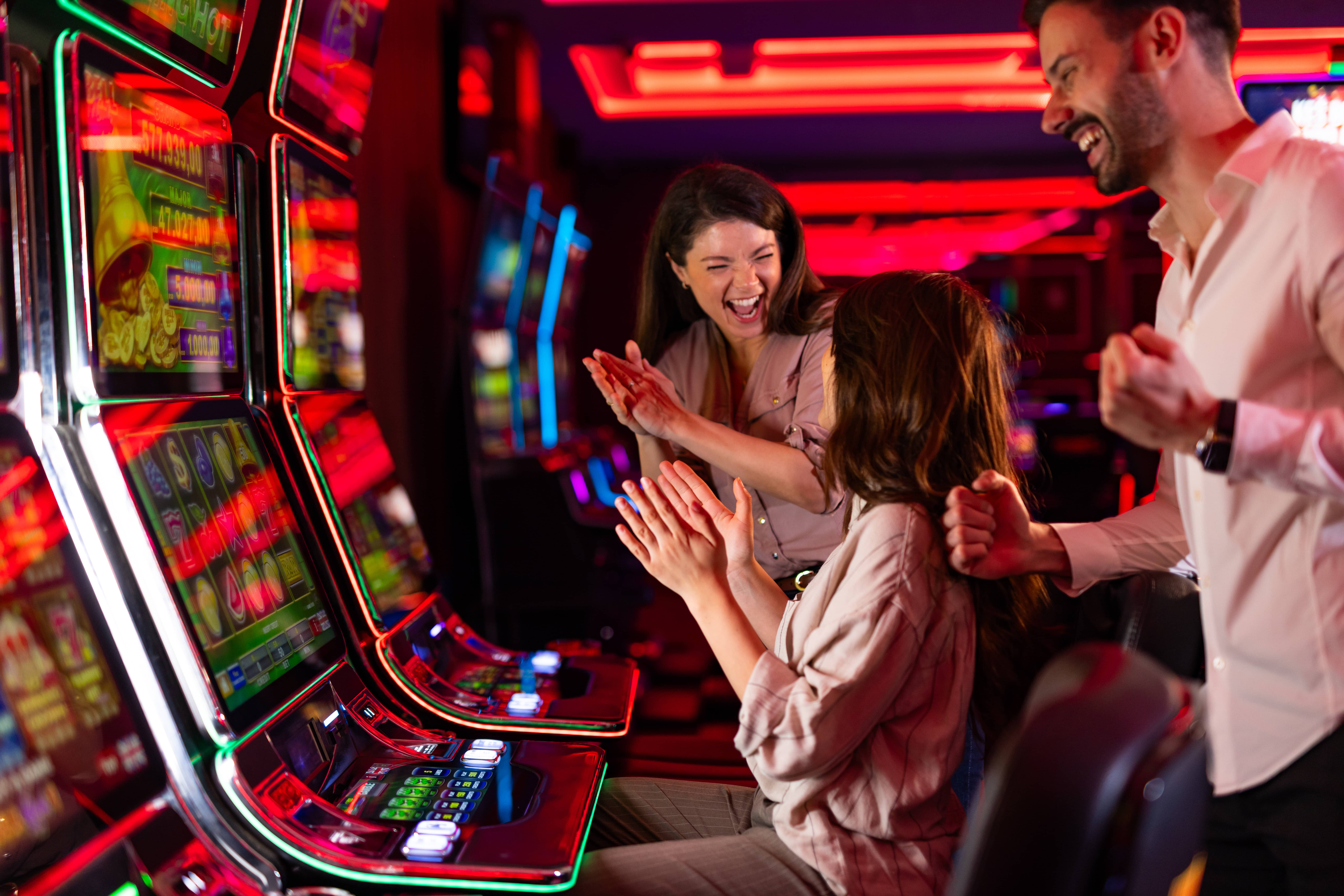 pessoas a jogar slots
