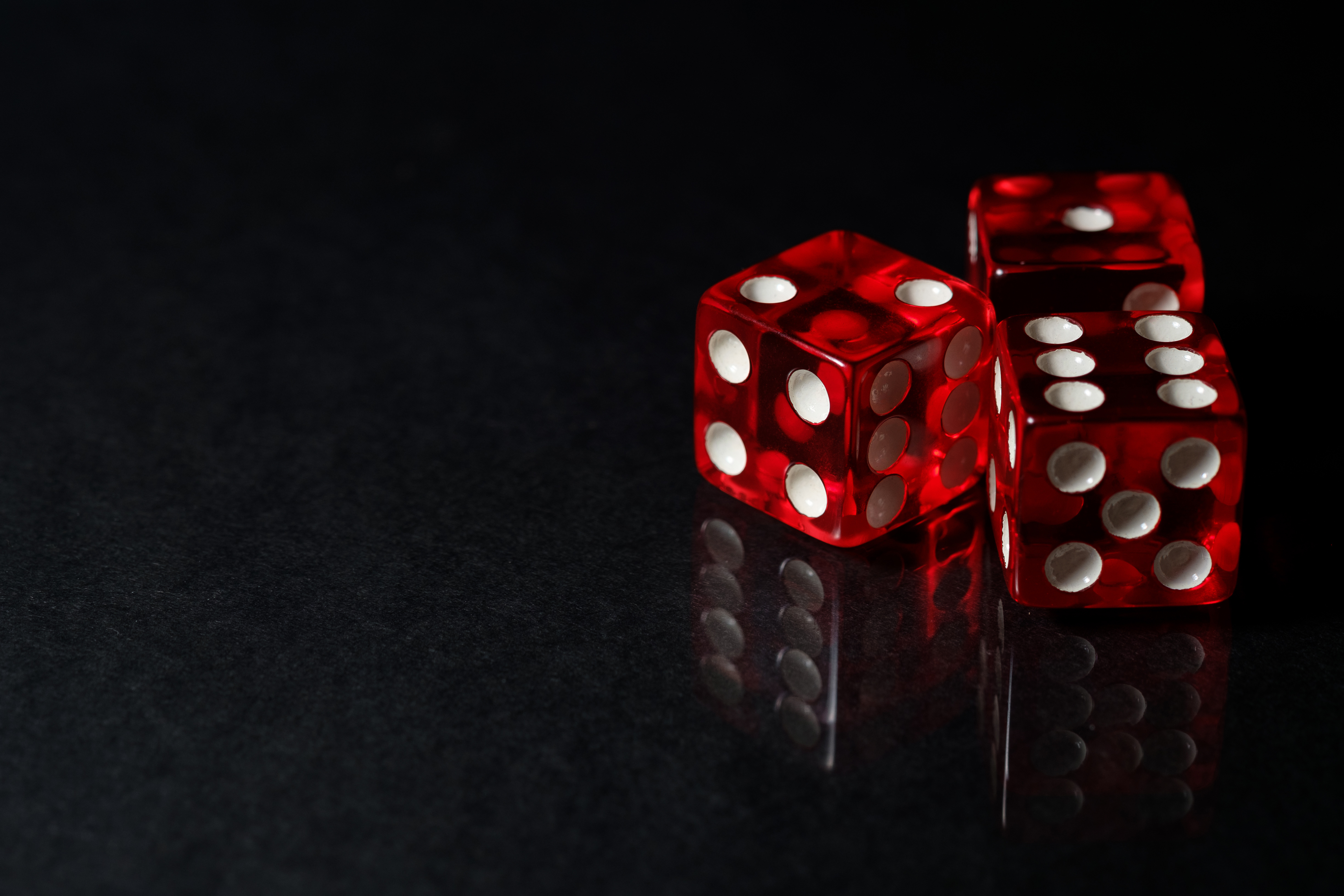 três dados casino