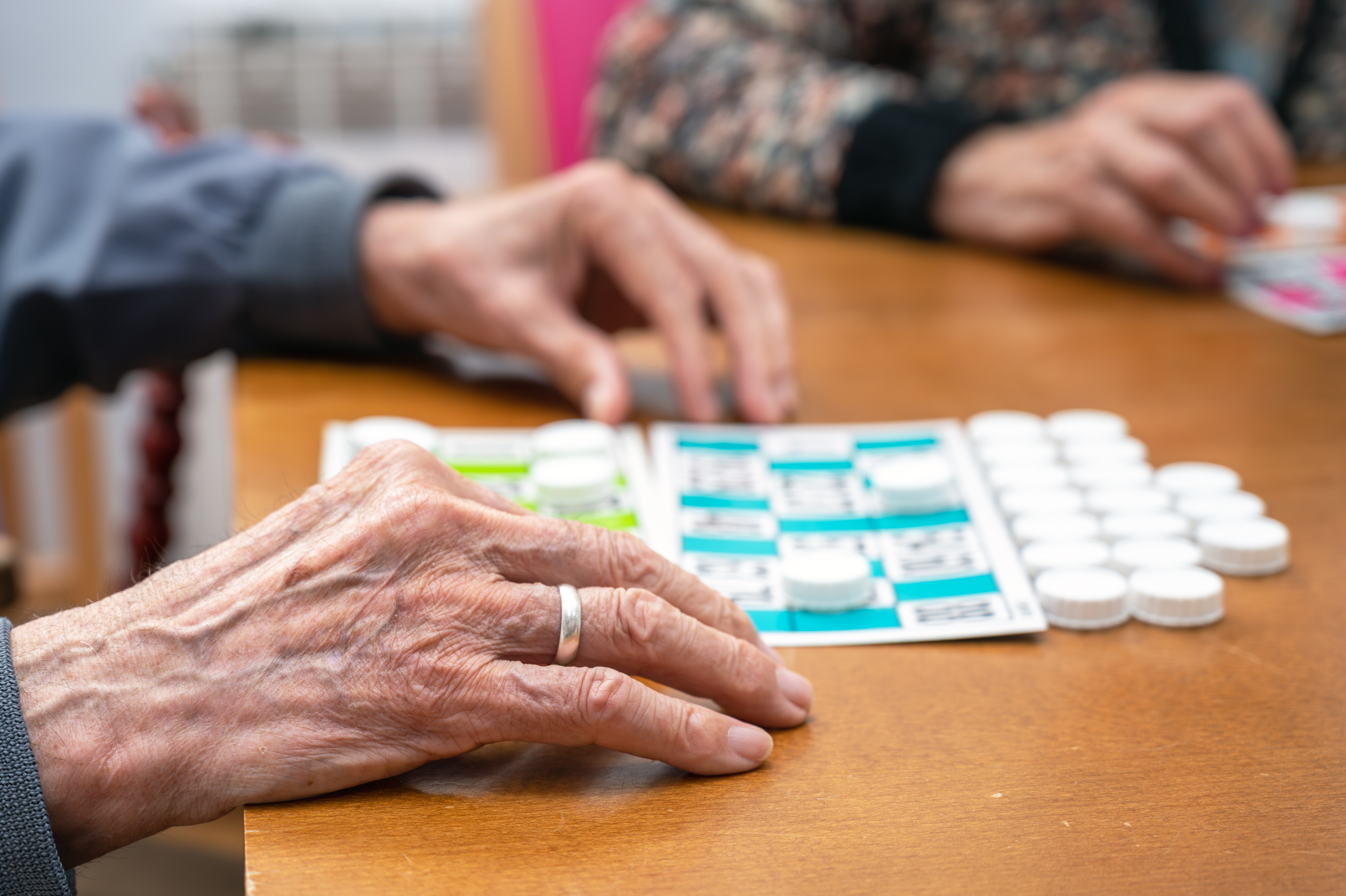 cartão bingo mãos velhas
