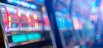 fila de slot machines num casino