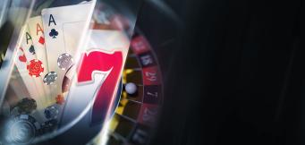 Composição de elementos de casino: cartas de baralho, fichas, símbolo sete de slot e roda de roleta