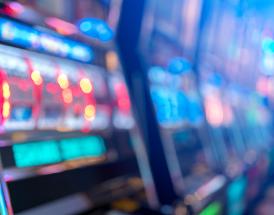 fila de slot machines num casino