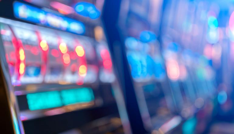 fila de slot machines num casino