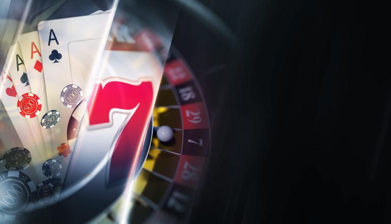 Composição de elementos de casino: cartas de baralho, fichas, símbolo sete de slot e roda de roleta