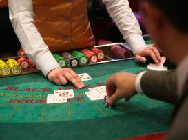 Jogador a colocar fichas na mesa de blackjack