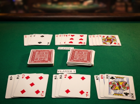 Mesa de Gin Rummy com as mãos de dois jogadores reveladas