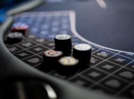 mesa de casino com fichas sob iluminação ambiente