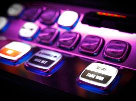 botões de máquina de vídeo poker num casino físico