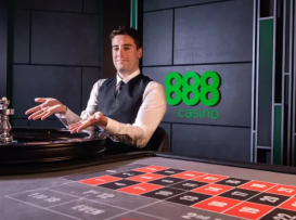 Dealer num estúdio de casino ao vivo junto a uma mesa de roleta