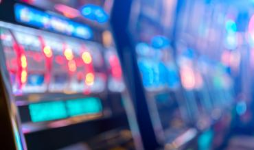 fila de slot machines num casino